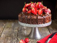 Италианска торта Маргарита с нишесте с шоколадова глазура и ягоди